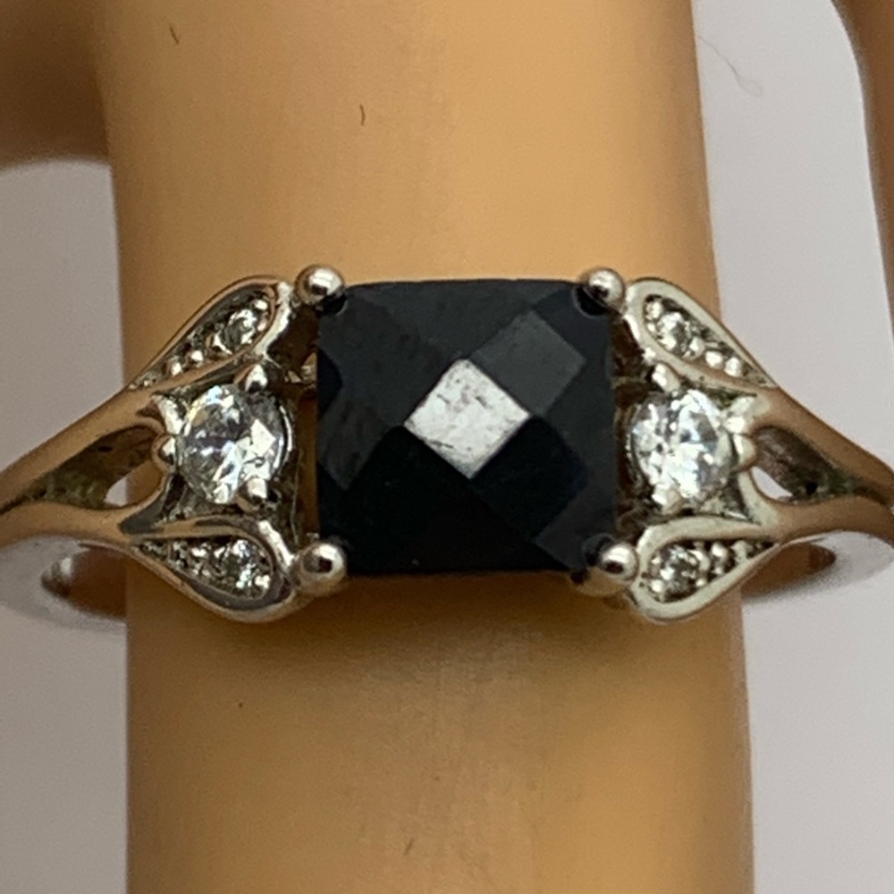925. Sterling Vintage Gemstone Ring Sz 8.